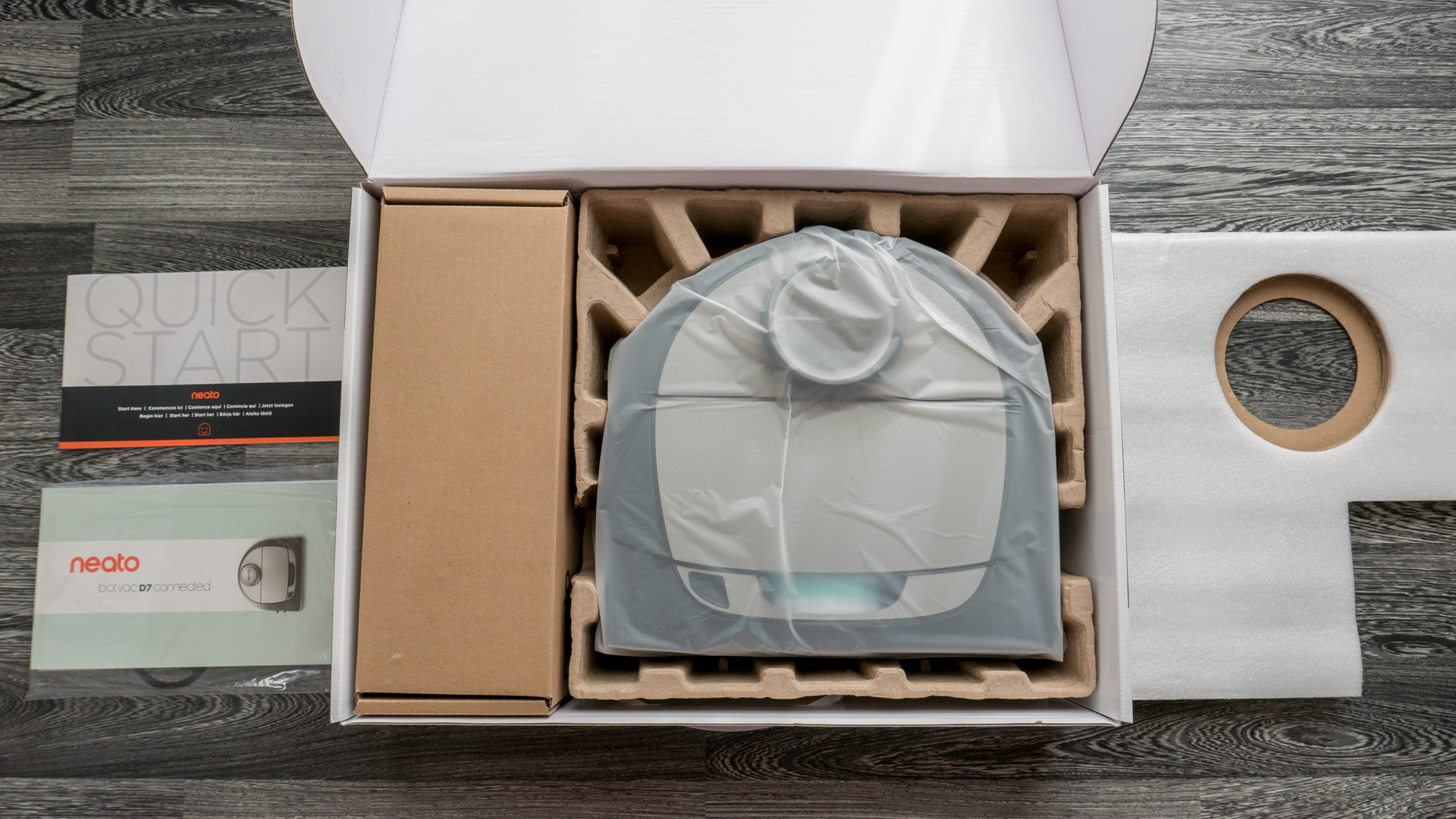 Neato Botvac D7 Unboxing 09