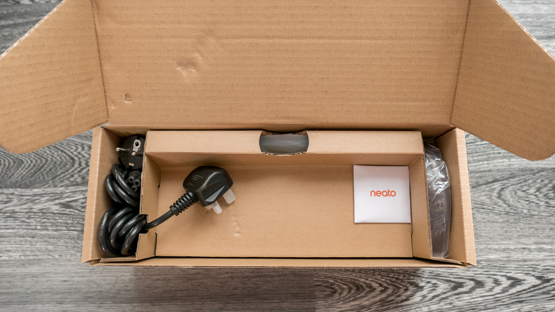 Neato Botvac D7 Unboxing 11