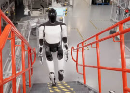Tesla Gigafactory | Mitarbeiter sollen Roboter trainieren