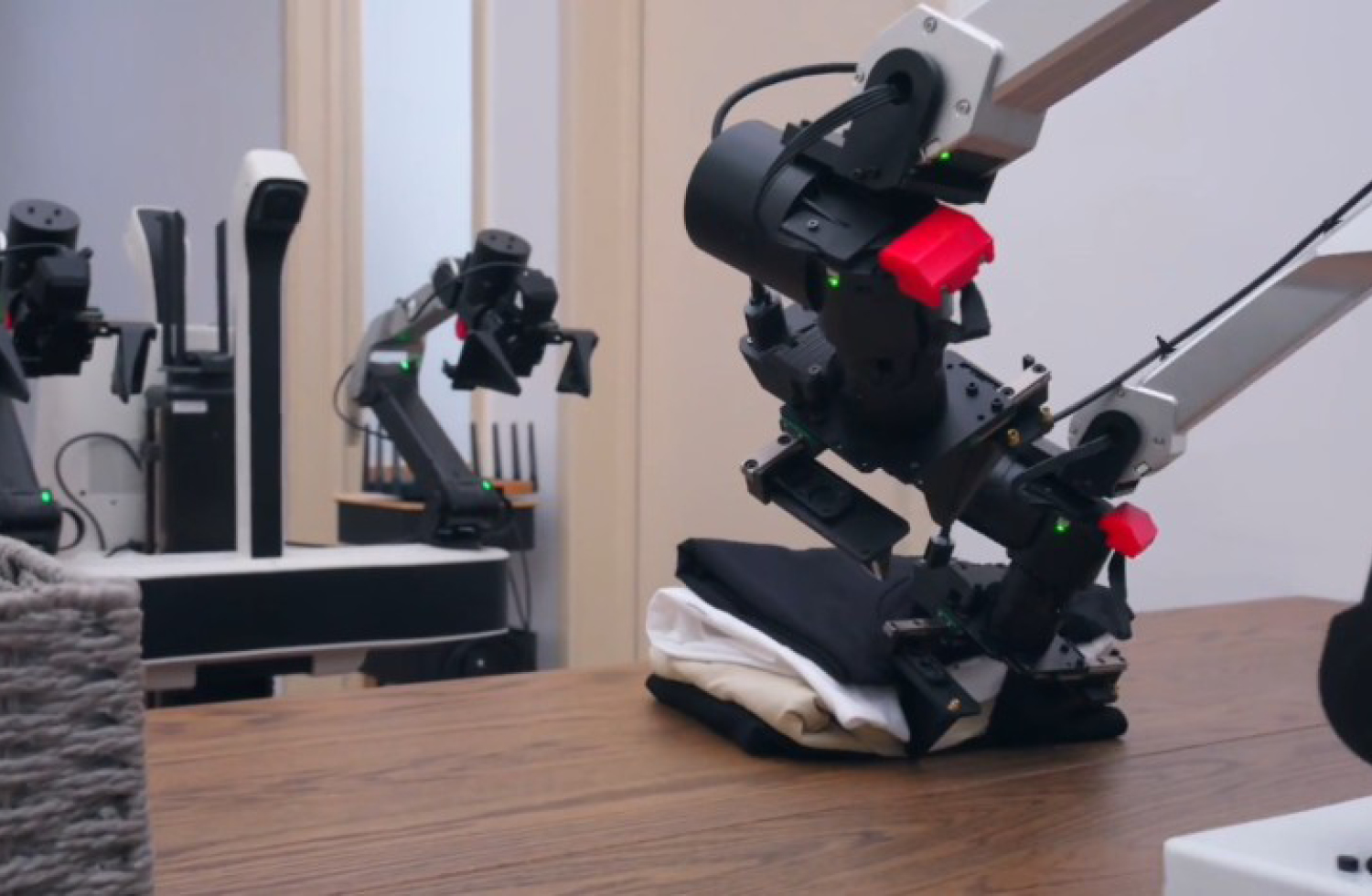 Xiaomi stellt Xiaomi-Robotics-1 vor: Ein KI-Modell für Roboter, trainiert mit 100.000 Stunden realer Bewegungsdaten.